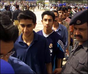 रावलपिंडी में सुबह से ही दर्शक जमा होने शुरु हो गए