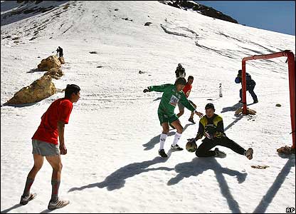 Evo Morales Samaja Dağı'nda futbol oynarken