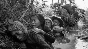 Người dân Việt Nam chạy nạn trong cuộc chiến Việt Nam