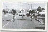 Arwyn, Gethin a Marc yn galw i mewn ym Mryngwran ar eu ffordd o Lundain i Gaergybi.