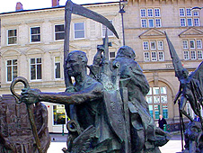 Cerflun o'r Siartwyr ynghanol Casnewydd