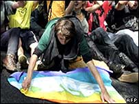 Manifestante se prepara para protestos