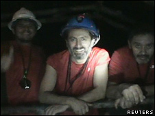 Una imagen de video muestra a los mineros atrapados en Chile.