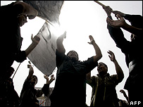 زائران شیعه در حال حرکت به سوی مرقد امام موسی کاظم