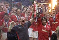 Y tîm yn codi'r gwpan. Llun: Huw Evans Picture Agency