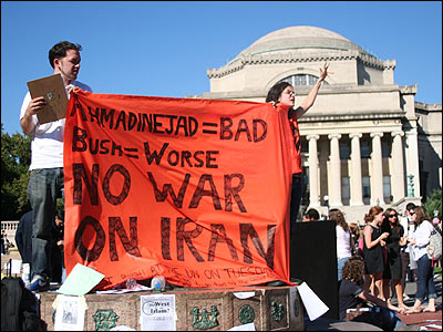 تظاهرات در محوطه و اطراف دانشگاه کلمبیای نیویورک در ارتباط با سخنرانی محمود احمدی نژاد