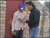 یک پرسشگر در حال انجام نظرسنجی