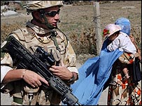 NATO'ya bağlı İngiliz askeri ve Afgan kadın