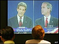 O candidato democrata à presidência dos Estados Unidos, John Kerry, e o presidente George W. Bush, no debate desta quarta-feira