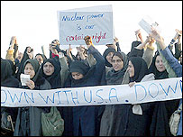 حلقه انسانی در اطراف تاسيسات نطنز