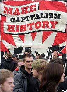 Biểu ngữ với khẩu hiệu ''Đưa chủ nghĩa tư bản về dĩ vãng''