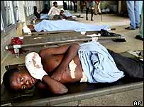 Paciente aguarda atendimento no chão, em Monróvia, capital da Libéria