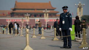 保安员在北京天安门广场上站岗（29/10/2012）