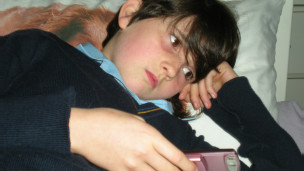 使用手機的英國兒童