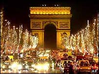 O Arco do Triunfo e a avenida Champs Elysées, em Paris