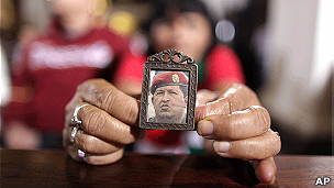 Mulher segura foto de Hugo Chávez (foto: AP)