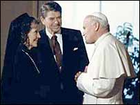 پاپ با رونالد ريگان و همسرش