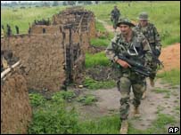 Os soldados tentam proteger a população civil que está no meio do fogo cerrado