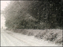 'دو روز بى وقفه برف آمده بود و هنوز هم دست بردار نبود اما بايد كار را شروع مى كردم'