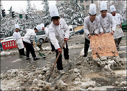 Các đầu bếp dọn một đường phố ở Nam Kinh, ngày 26/01/2008