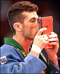 آرش مير اسماعيلی جوڈو کے عالمی مقابلے جیتنے کے بعد قران شریف کو چوم رہے ہیں