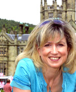 Angharad Mair yn ymweld â'r Eisteddfod