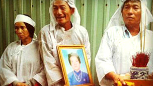 Người thân của bà Tần trong đám tang