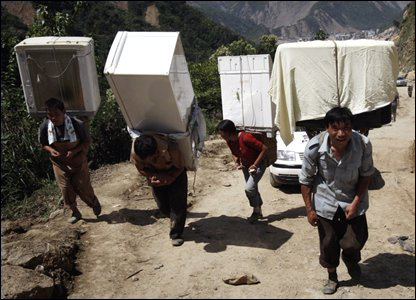 Người dân thồ thiết bị điện ở Tứ Xuyên