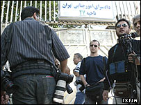 چگونگی رسيدگی به پرونده قتل زهرا کاظمی در بالاترين سطوح حکومت اسلامی ايران نيز شکاف ايجاد کرده است