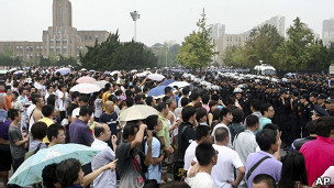 大连市民在市政府前抗议示威