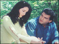  حشمت خان، در کنار بازيگر تاجيکستانی، در صحنه ای از فيلم بهار اميد