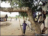 Crianças em vila de Moçambique