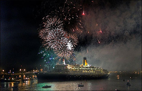 QE2's spectacular farewell 