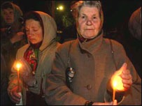Mulheres Ucranianas em ritual religioso.