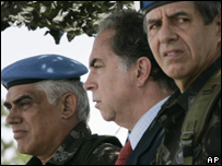 Da esquerda para a direita, o general Urano Bacellar, o representante da ONU Juan Gabriel Valdés e o general Augusto Heleno, que está deixando o cargo