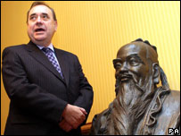 苏格兰首席部长萨蒙德与孔子铜像