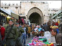 Soldados israelenses passam por mercado palestino em Jersualém Oriental