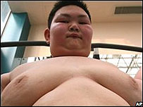 O adolescente Huang Jiaxin, 15 anos, no centro de emagrecimento de Wuhan