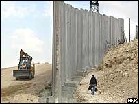 اسرائیلی باڑ کل چھ سو چالیس کلومیٹر ہے