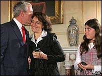 O presidente dos Estados Unidos, George W. Bush, se encontra com refugiados cubanos