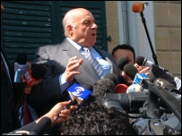 Rauf Denktaş gazetecilere açıklama yapıyor