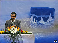 احمدی نژاد در برابر نقشی از کعبه