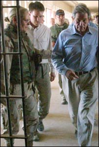 Janis Karpinsky em Abu Ghraib com o vice-secretário de Defesa americano, Paul Wolfovitz, em junho de 2003