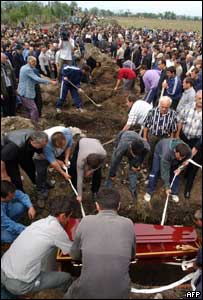 قربانيان را دفن می کنند نيمی از آنها کودک اند