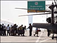 بازماندگان کاترينا در نيواورلئان سوار هلی کوپتر ارتش می شوند