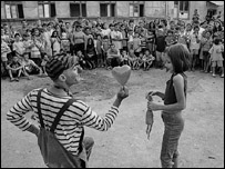 Yoyo em Mitrovica, no Kosovo, em 2001