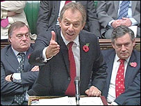 تونی بلر در ميان وزيردارايی (راست) و معاون خود