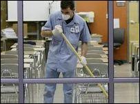 Teksas'ta bir okulda sınıfı dezenfekte eden bir adam, 27 Nisan 2009