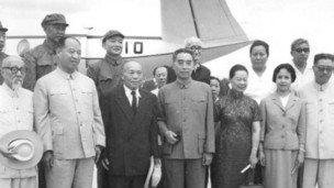 前排左三至五分別為李宗仁、周恩來、郭德潔。