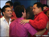 O presidente da Venezuela, Hugo Chávez, com filhos da ex-congressista Gloria Polanco de Lozada, uma das reféns das Farc